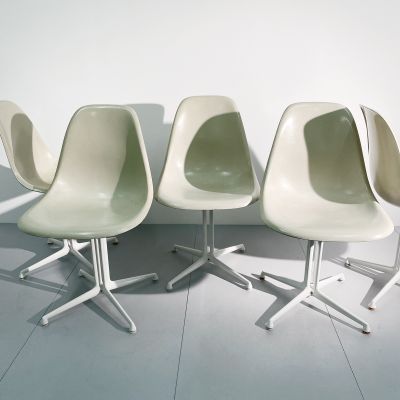 Five vintage fiberglass chairs design Charles Eames with Lafonda bases_0